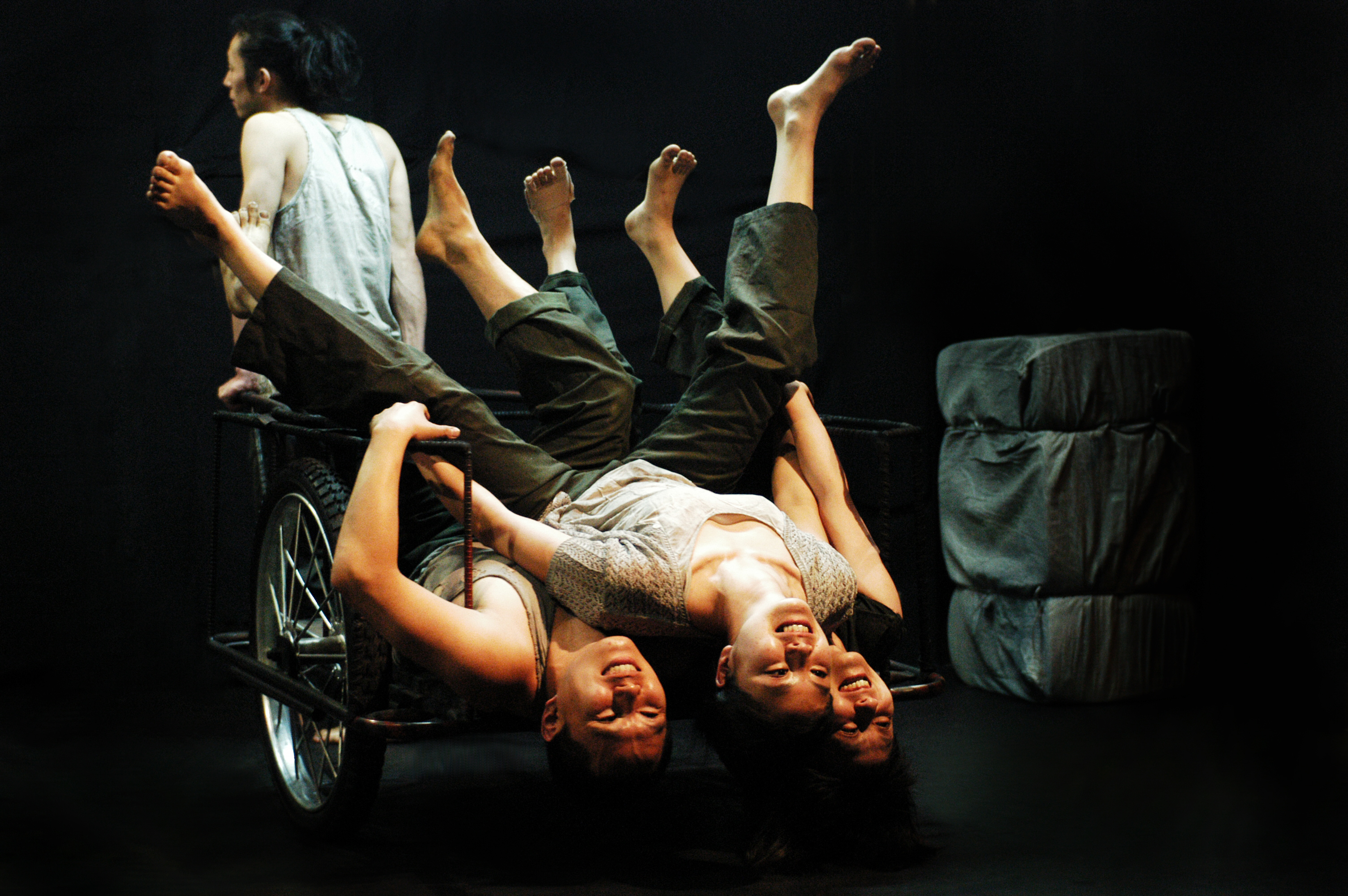 리어카, 뒤집어지다(Handcart, Overturned)